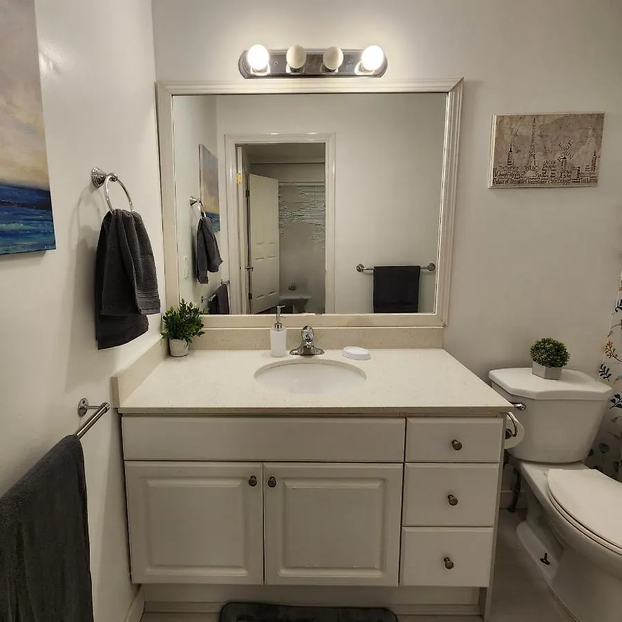 Charming East Van Hideaway - Near Skytrain Vancouver